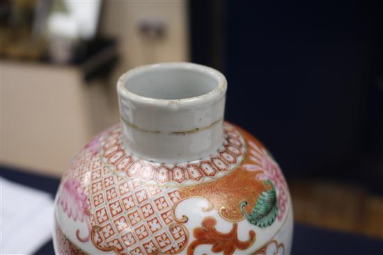 A Chinese famille rose Mandarin pattern vase, Jiaqing perios (1796-1820)